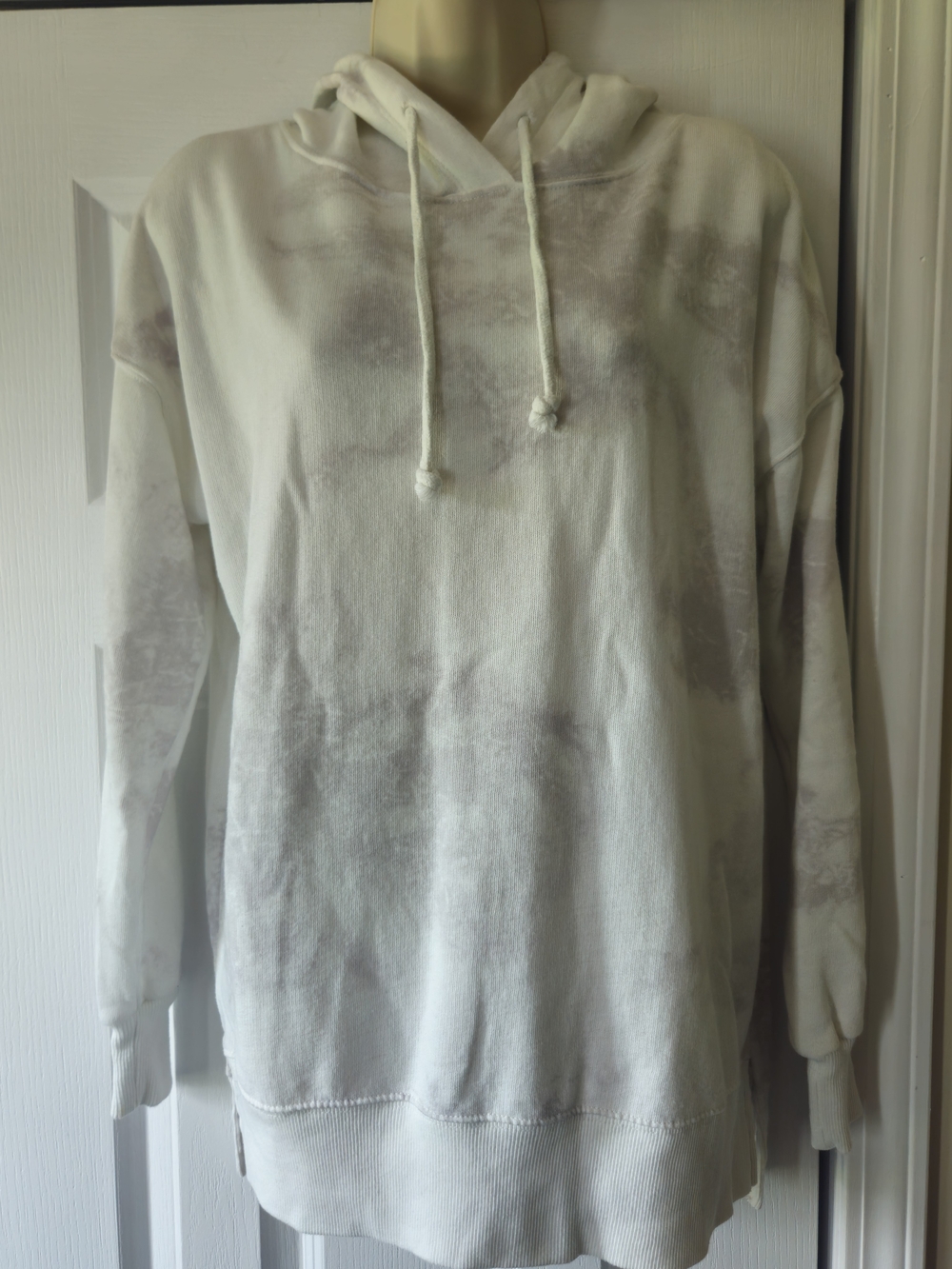 SO Women's Cream and Light Gray Tie-Dye Crewneck Hoodie